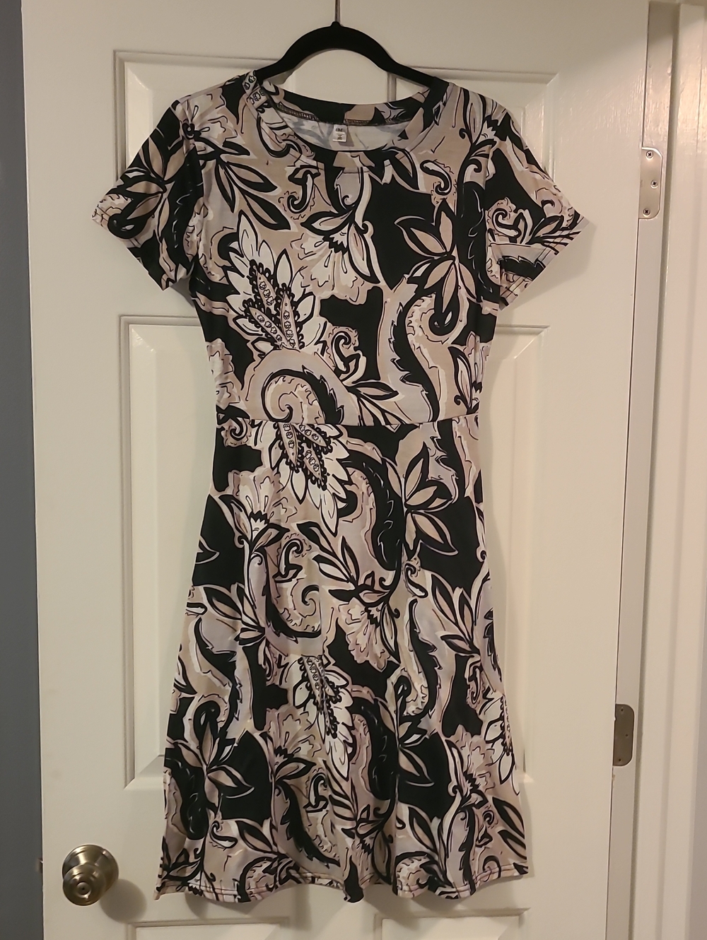 Floral Short-Sleeve Midi Dress in Black and Beige